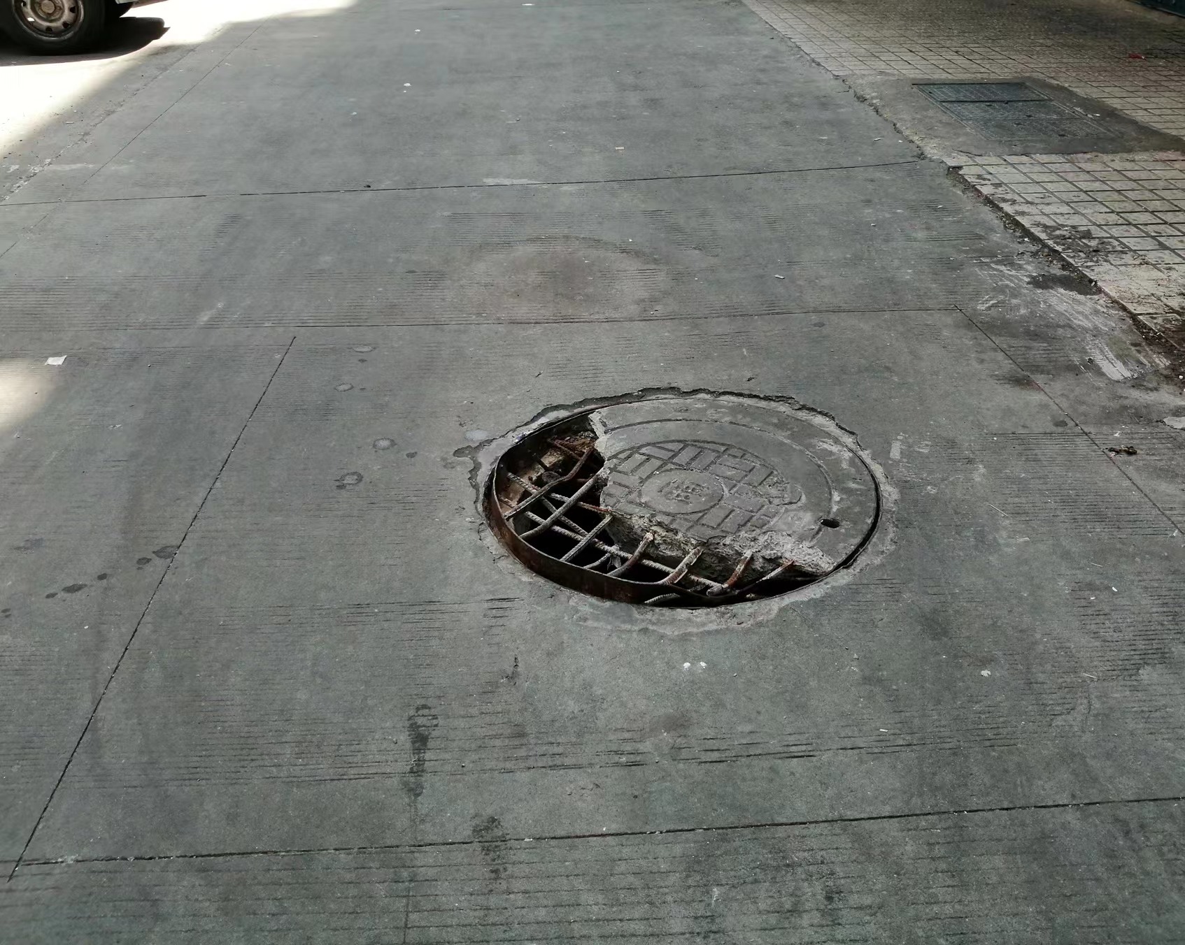 我为群众办实事换破损井盖还路面安全