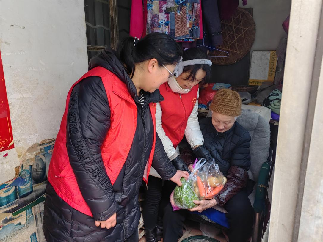 湓浦街道丁官路社区走访慰问独居老人排查安全隐患