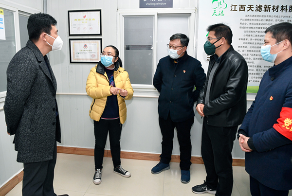 宋细妹检查全区交通卡点市场供应和医用物资生产