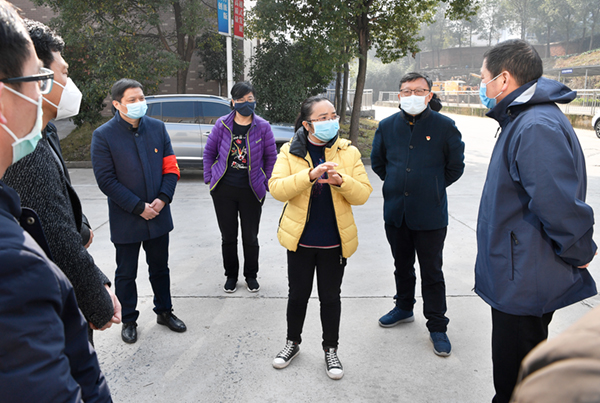 宋细妹检查全区交通卡点市场供应和医用物资生产