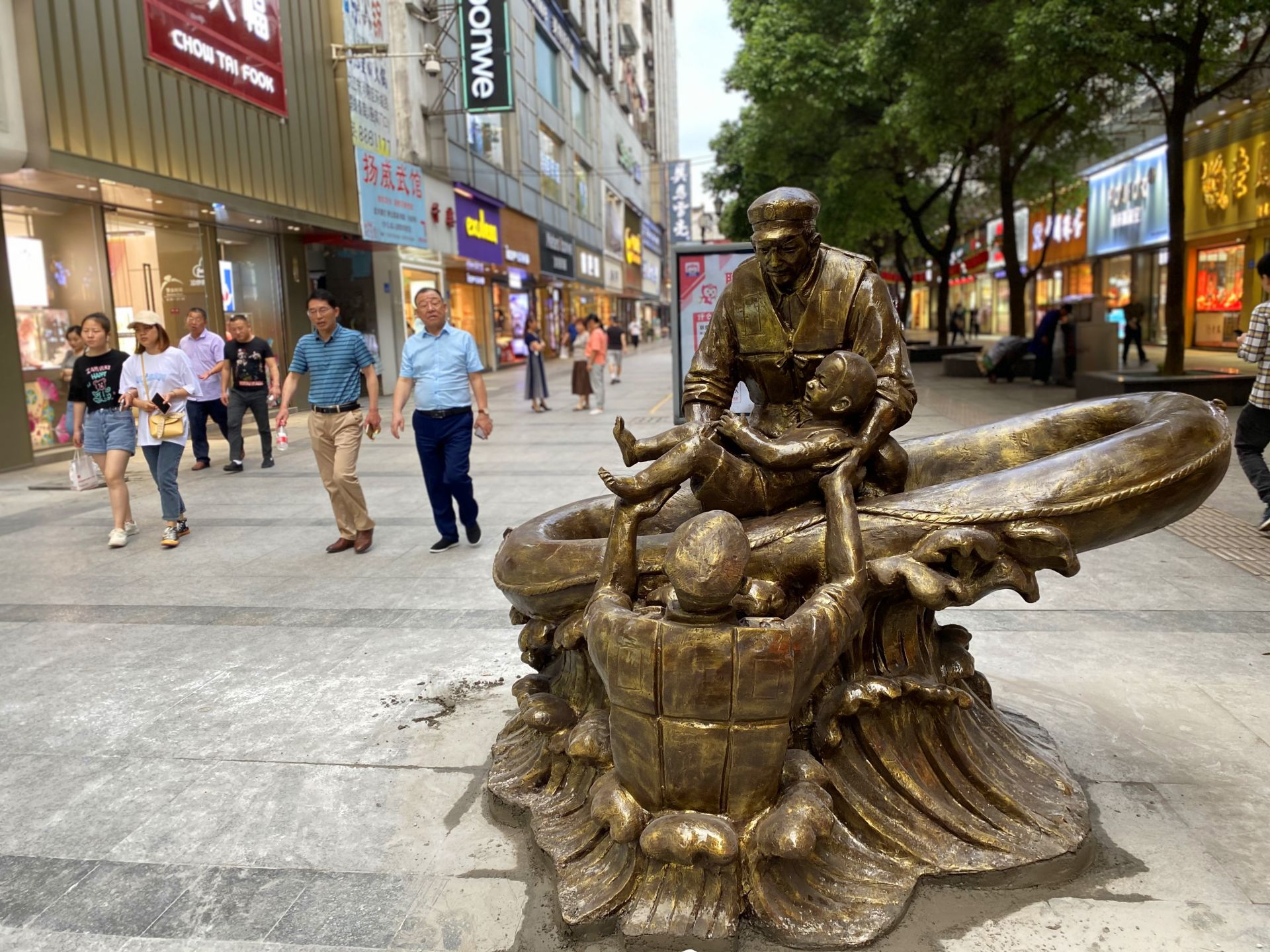 抗洪精神主题雕像亮相大中路