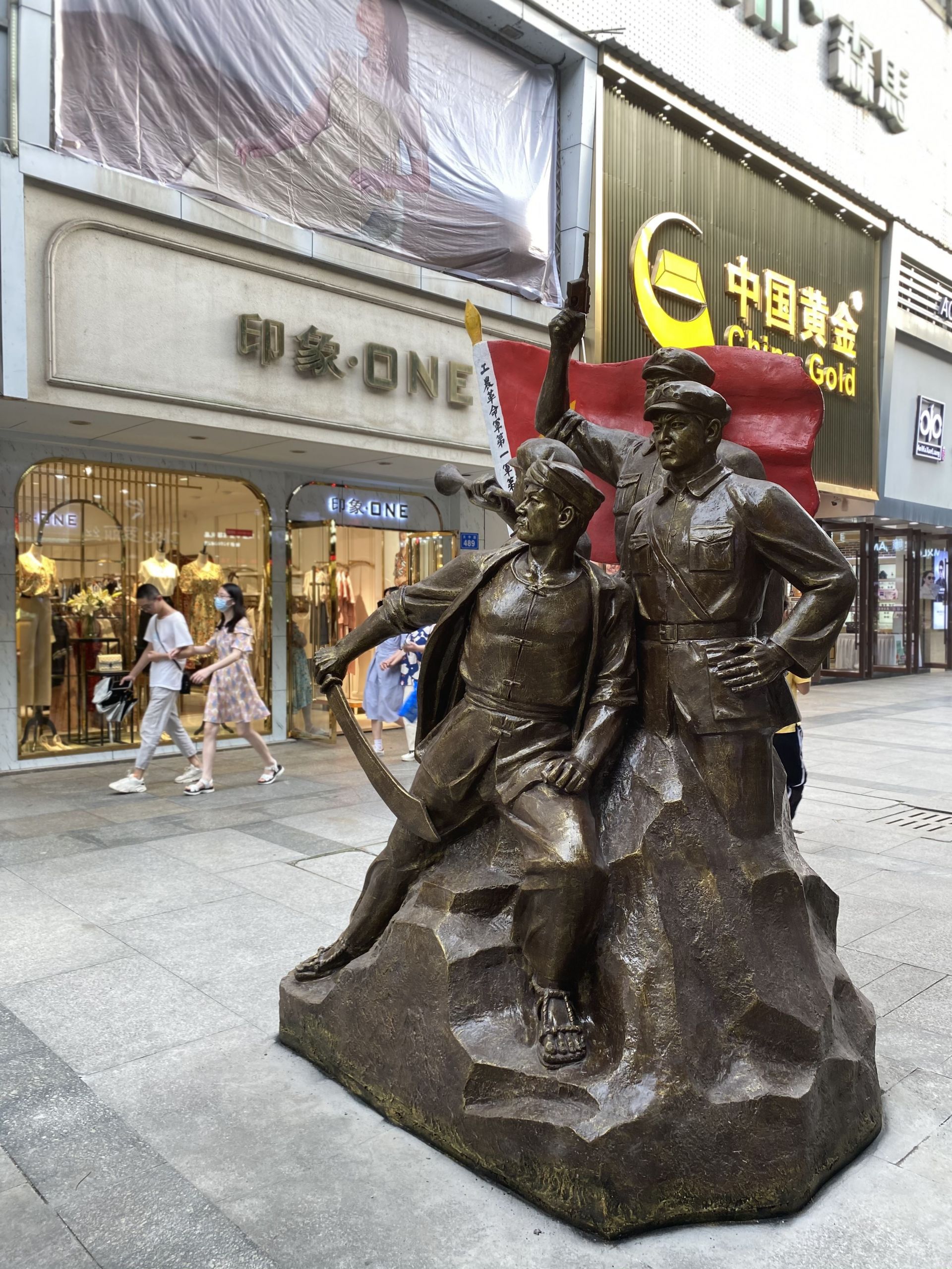 抗洪精神主题雕像亮相大中路